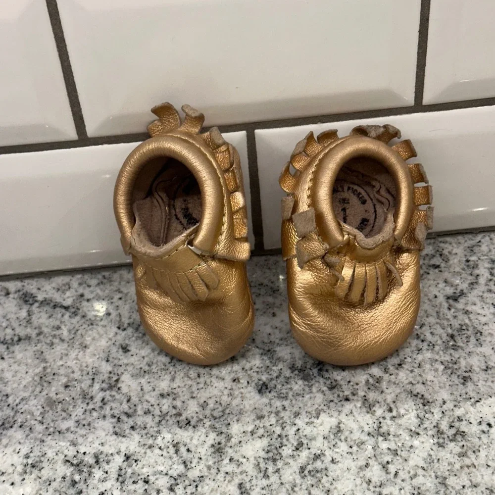 Freshly Picked Size 1 Rose Gold Metallic Leather Baby Moccasins Crb shoes‎ Soft